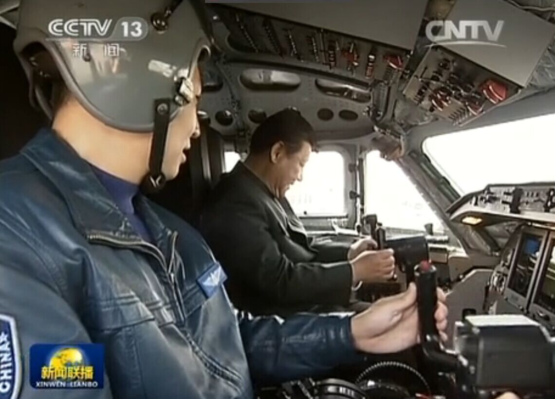 习近平视察驻西安部队,登上战机。(央视截图)
