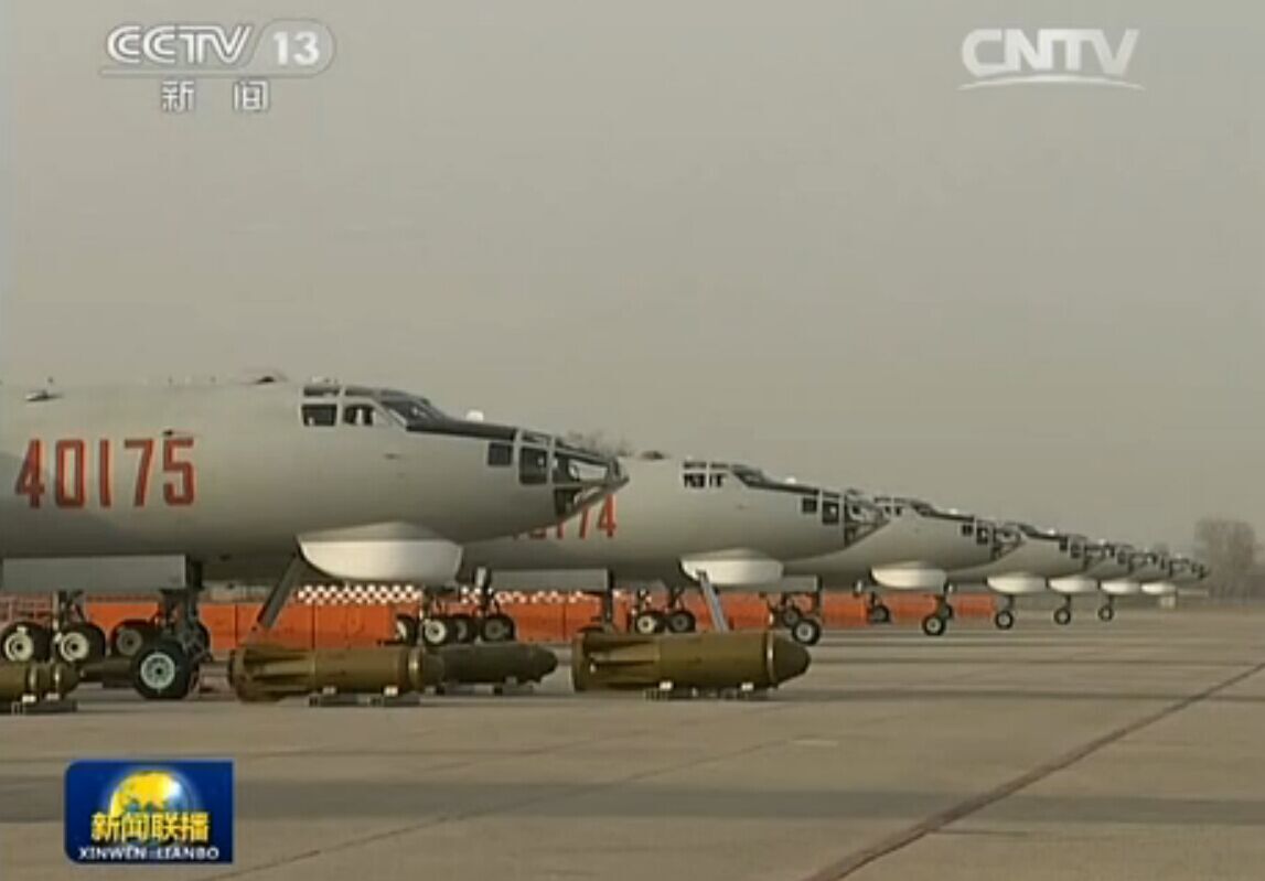 习近平视察驻西安部队,登上战机。(央视截图)