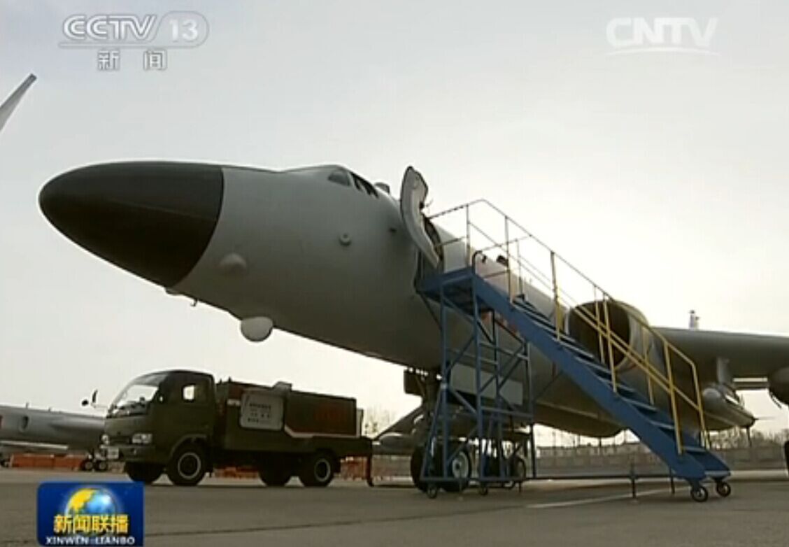 习近平视察驻西安部队,登上战机。(央视截图)