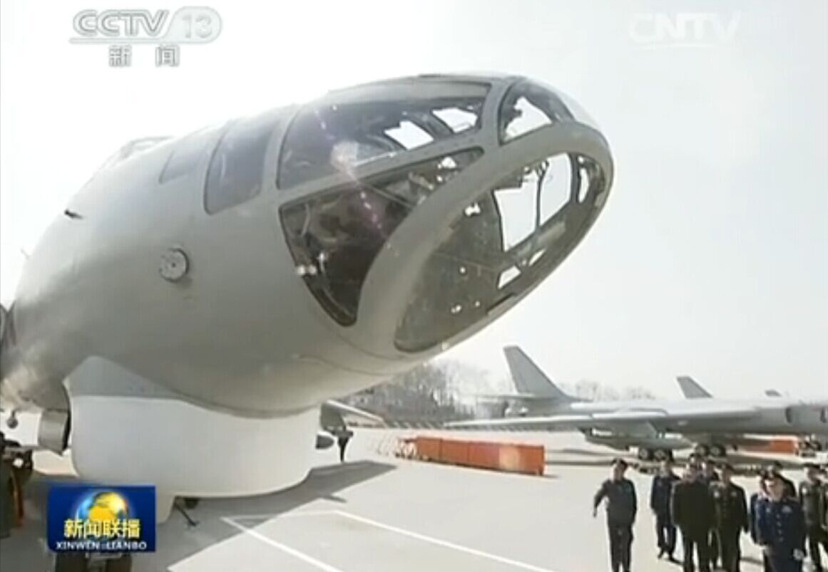 习近平视察驻西安部队,登上战机。(央视截图)