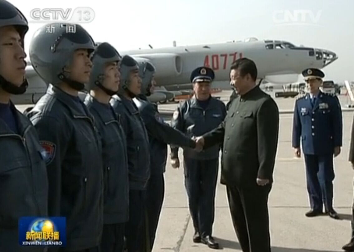 习近平视察驻西安部队,登上战机。(央视截图)
