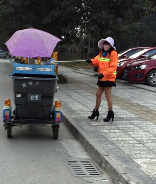 四川环卫女工穿丝袜高跟鞋上班 获称最美环卫工