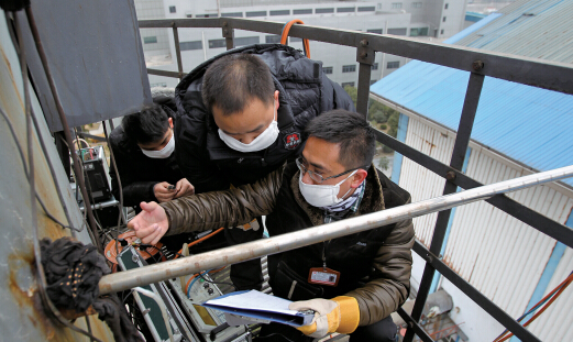 记者在工作人员指导下进行废气检测.