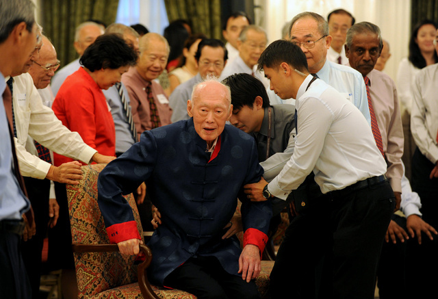 当年,在国庆庆典举行的前几天,有传李光耀病情危殆.