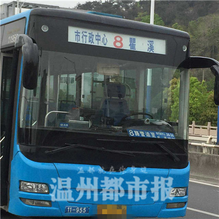 快讯:温州市区一辆8路公交车发生爆炸 多人受伤