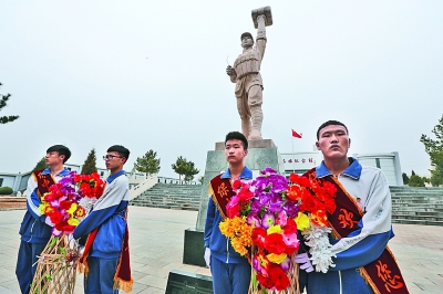 梨花风起正清明 缅怀英烈寄深情 梨花风起正清明 缅怀英烈寄深情