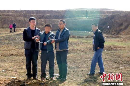 山西破获持枪杀人案:两人被活埋于墓穴中(图)