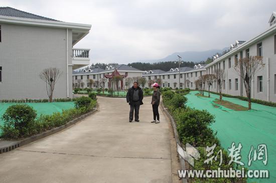 湖北老板带乡亲们致富 投千万建别墅送村民(图)