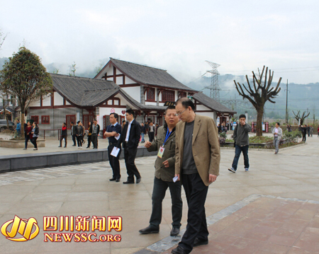 天全县始阳镇新民新村,中央党校经济学部副主任,教授潘云良(右前一)