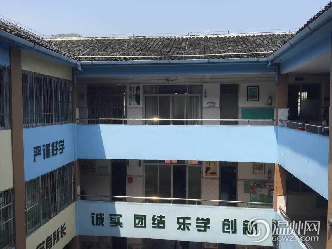 ���ѱ����ֳ�һС��ѧ¥������ �����ֳ��߷õ���