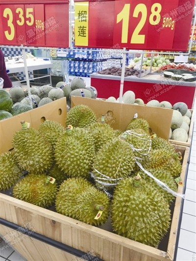 榴莲身价跌至十几元一斤 爱吃的市民掏腰包狂买