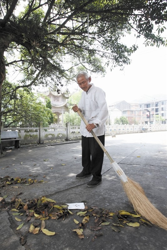 86岁阿公义务扫路20多年:只要扫得动,就会扫下去