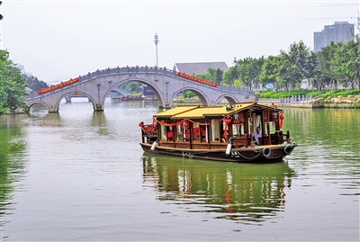 温州网讯 昨天上午,月色塘河游船正式开航,数十名受邀市民成为首批