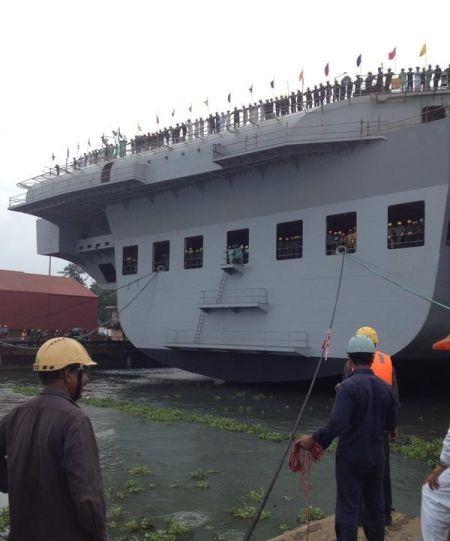 据悉是"维克兰特"号下水前的照片,可见船坞内的航母包括螺旋桨,抖叶