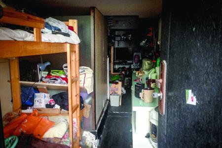 上海一处商务楼屋顶隔出59间“客房”出租(图)