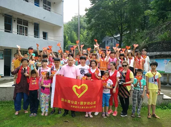 小溪小学和山坑镇小巨小学,给这三所小学的一百多位学生一一发放了微