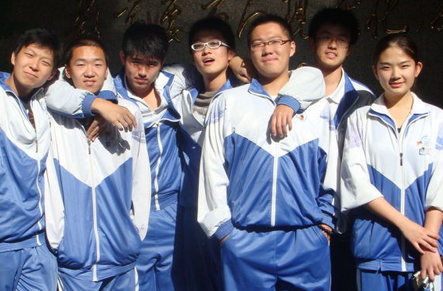 教育部等发文治校服乱象:自愿购买 不强制穿