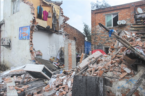 温州一处民房遭连续大雨倒塌 两人被埋在砖下