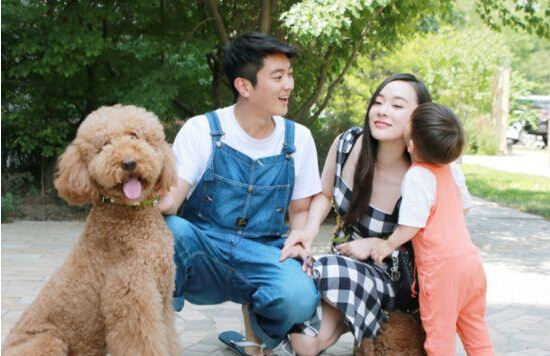 霍思燕一家三口9月7日,杜江,霍思燕夫妇为乐视"9·19乐迷节"启动站台.