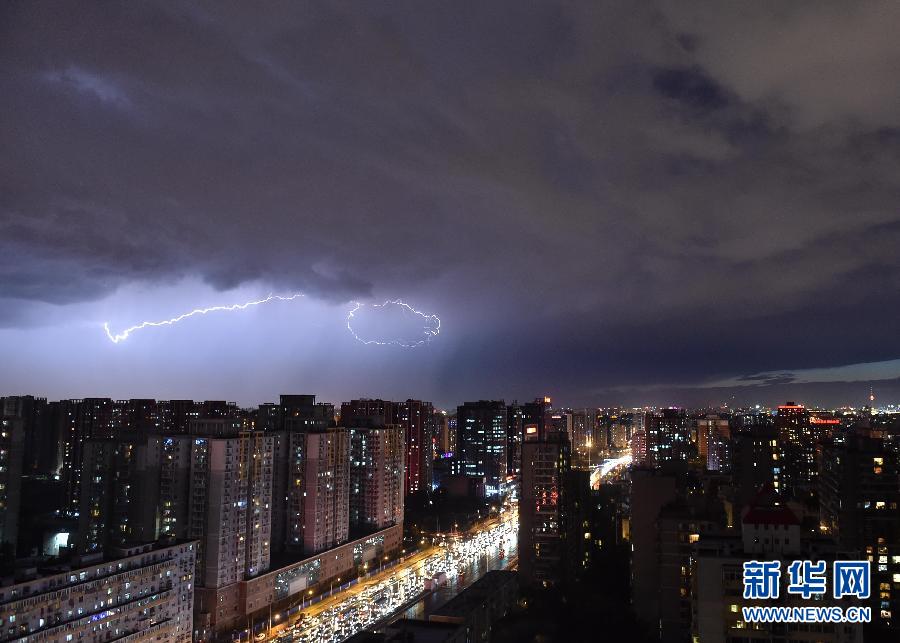 北京秋夜遭遇强闪电 暴雨袭城区