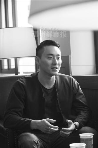 桑东在接受采访.王诚/摄桑东在《非诚勿扰》节目录制现场.