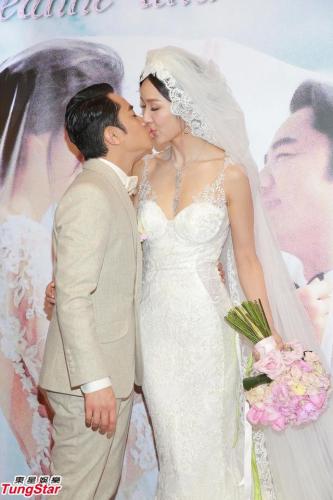 20年2月14日节,王祖蓝和太太李亚男在举行了婚礼,并将于第