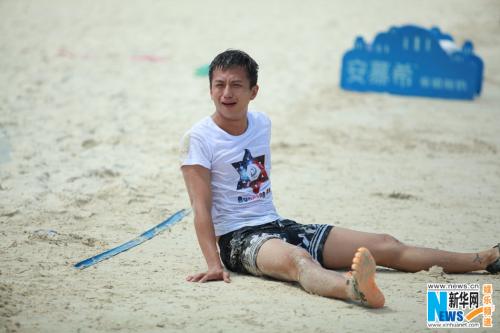 《跑男2》收官结局难料 邓超赤脚坐沙滩撒娇