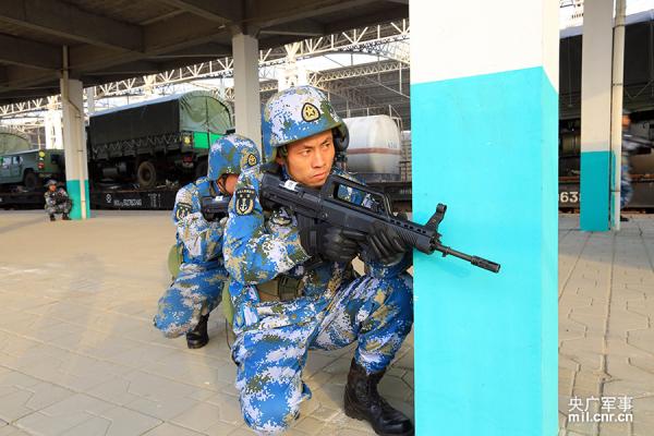 海军陆战队高寒训练:跨区机动途中"敌"情不断