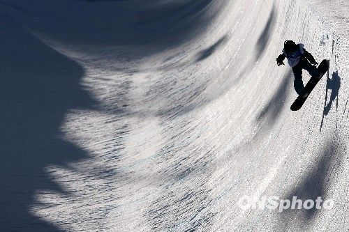 图为挪威选手linn haug在单板滑雪女子u型池比赛预赛中.