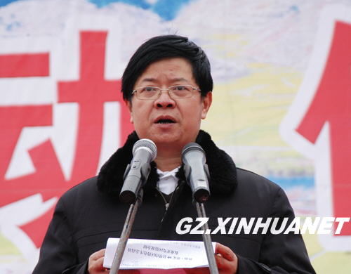 贵定县人民政府县长廖小明介绍开发区相关情况.(张劲松 摄)