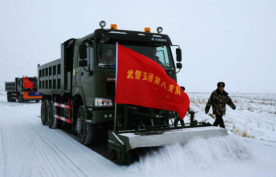 风雪除夕夜:武警交通官兵战斗在高原道路保通岗位