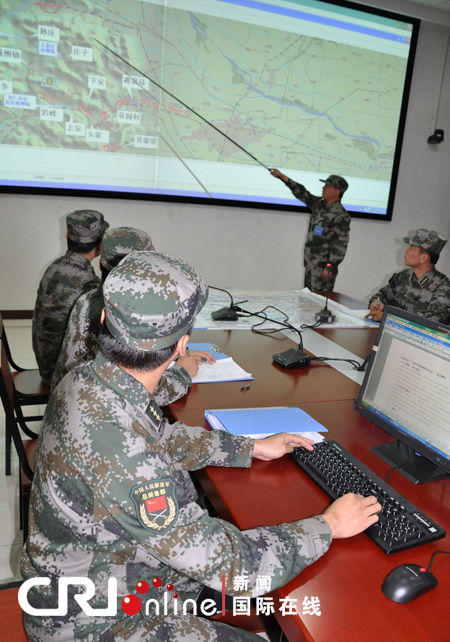 外军代表观摩中国武装部队抗震救灾行动指挥所演练