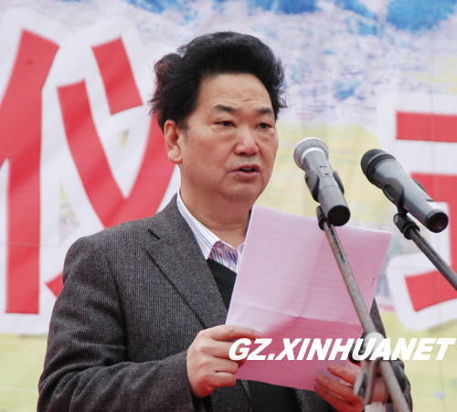 黔南州人民政府州长李月成讲话并宣布仪式启动.(张劲松 摄)