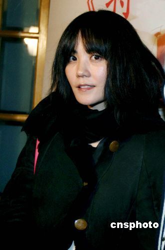 王菲携女出游李嫣首度曝光不见唇颚裂惹人爱图