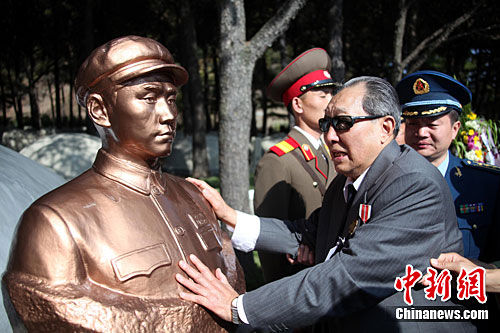 首页 新闻中心 滚动新闻 正文 一位志愿军老战士代表手抚毛岸英烈士