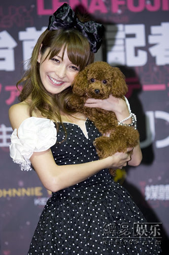 藤井lena台湾大啖小吃称最爱肌肉型男图