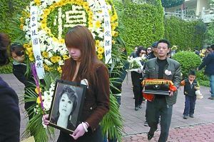 有30余位亲友出席葬礼.众人祭拜.陈琳去年十月自杀身亡.