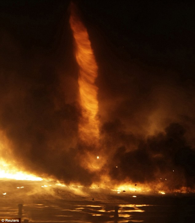 匈牙利一工厂失火出现火龙卷风窜至数十米高