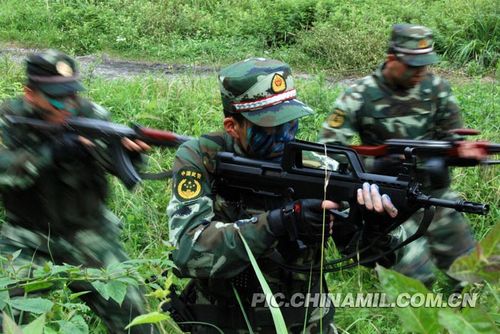 武警解救人质演练:狙击手一枪毙"敌"命(组图)