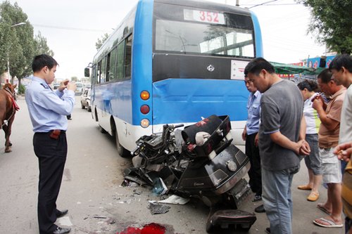 哈尔滨市道外区哈东路274号路段一辆摩托车追尾一辆352路公交车,事故