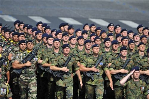 7月14日,法国军队在巴黎香榭丽舍大街举行阅兵式.图片来源:国际在线