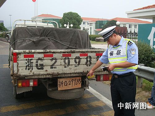 組圖貨車司機自制木板車牌上路