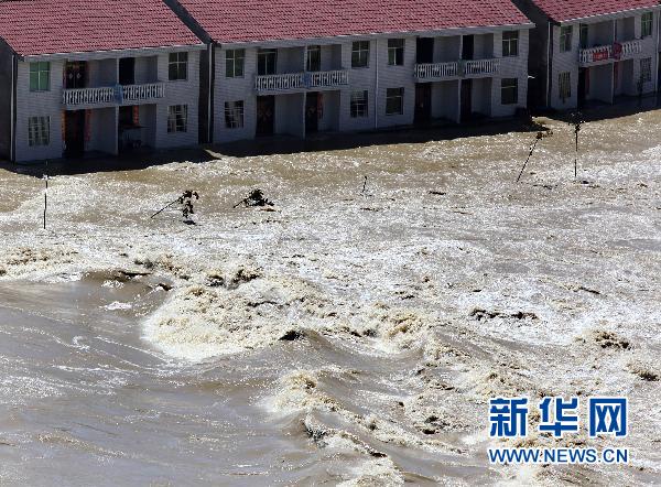 湖北竹溪县鄂坪乡塘家坂村新农村农房被洪水围困.