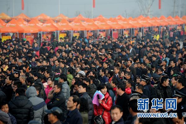2月7日,安徽省繁昌县体育中心广场大型招聘会现场人山人海.